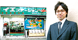とても丁寧にご案内をして頂いた株式会社クリエイト西武の太田さん。誠実さがうかがわれる笑顔が印象的。街角のイエステーションでレンタル収納スペースのご契約ができる。
