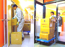 ちょうど取材中に荷物の引き取り依頼が。提携運搬業者だから安心。スタッフもしっかり付き添います。
