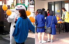 2006年12月に行われた現地見学イベント。ガラポン抽選会・着ぐるみも登場！誰でも参加可能。明るいイメージ作りも欠かせない。とても盛り上がりました。