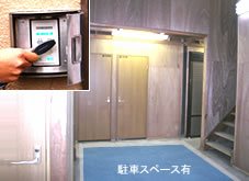 南大泉店は唯一の屋内レンタル収納スペース。表のシャッターを開ければ車も乗り入れ可能。雨にも濡れない。建物はセキュリティー万全。